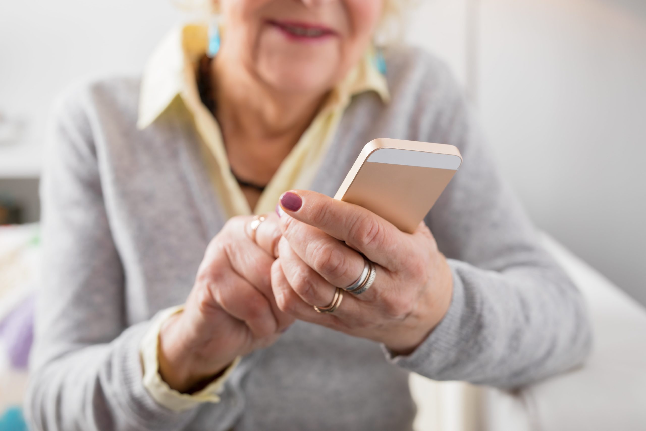Смартфон для пенсионеров 2024. Бабушка со смартфоном. Пенсионерка с телефоном. Бабушка с телефоном в руке. Смартфон для пенсионеров.